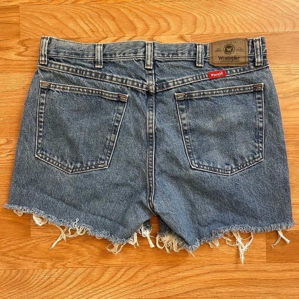 VINTAGE WRANGLER High Waisted Cut Off Medium Wash Denim Shorts Retro Sz 34